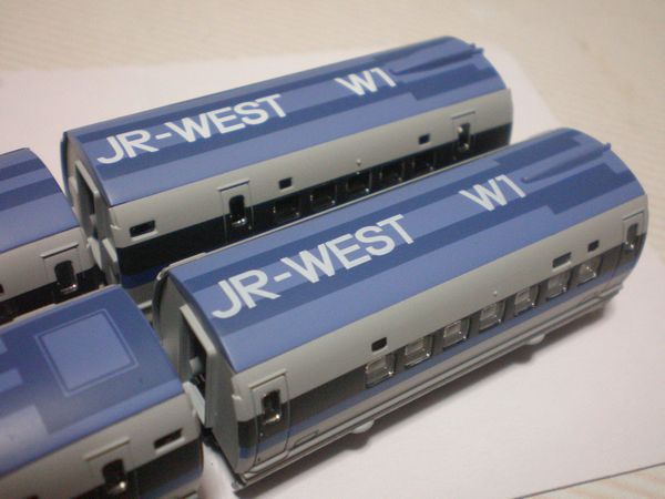 526・527形の屋根上の「JR-WEST W1」表記